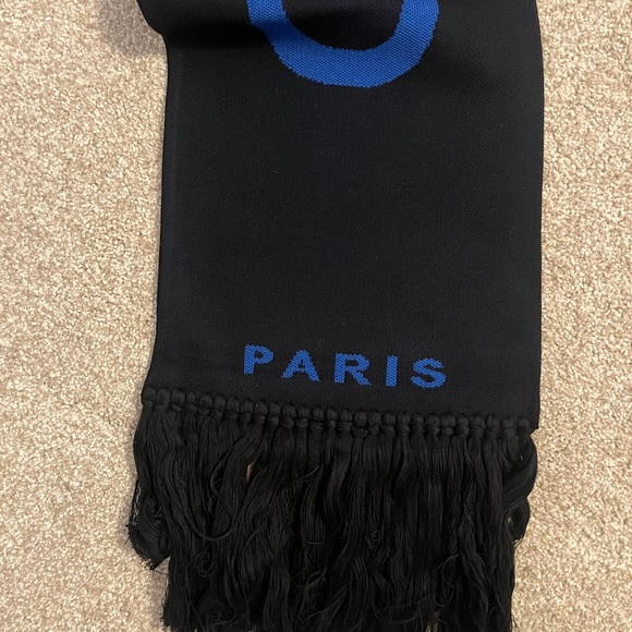 Givenchy Paris football scarf. New without tags! - Picture 5 of 7